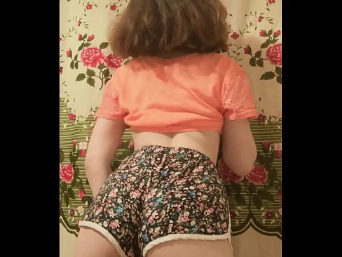 ❤️ Sexy junges Babe zieht ihre Shorts vor der Kamera aus ❤️ Sex video bei uns