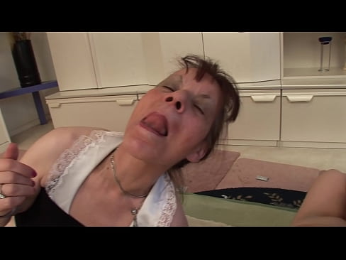 ❤️ Zwei Großmütter und ein Großvater haben einen Dreier ❤️ Sex video bei uns