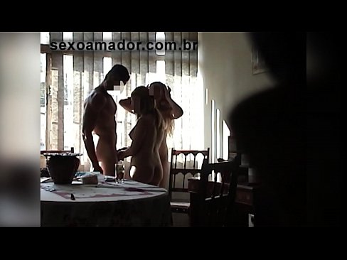 ❤️ Sex-Freunde laden einen riesigen Mann und einen Dreier mit ihm ein ❤️ Sex video bei uns