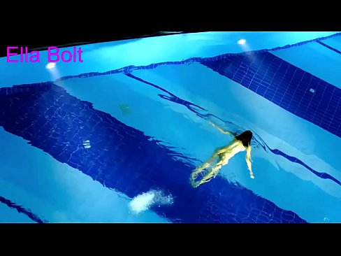 ❤️ Ich kann nicht aufhören zuzusehen, junge Blondine beim Nacktschwimmen im Pool des ELLA BOLT Resorts erwischt ❤️ Sex video bei uns