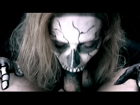 ❤️ Dämonenmädchen lutscht Schwanz mit ihrem schwarzen Mund und schluckt Sperma. ❤️ Sex video bei uns