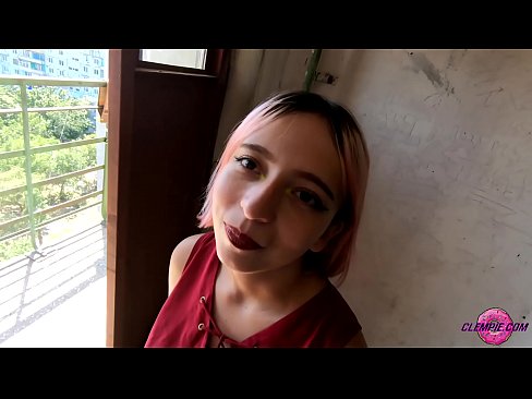 ❤️ Studentin saugt einen Fremden im Outback - Sperma auf seinem Gesicht ❤️ Sex video bei uns