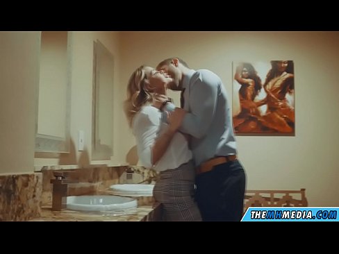 ❤️ Wenn eine vollbusige Blondine dich in einer öffentlichen Toilette verführt ❤️ Sex video bei uns
